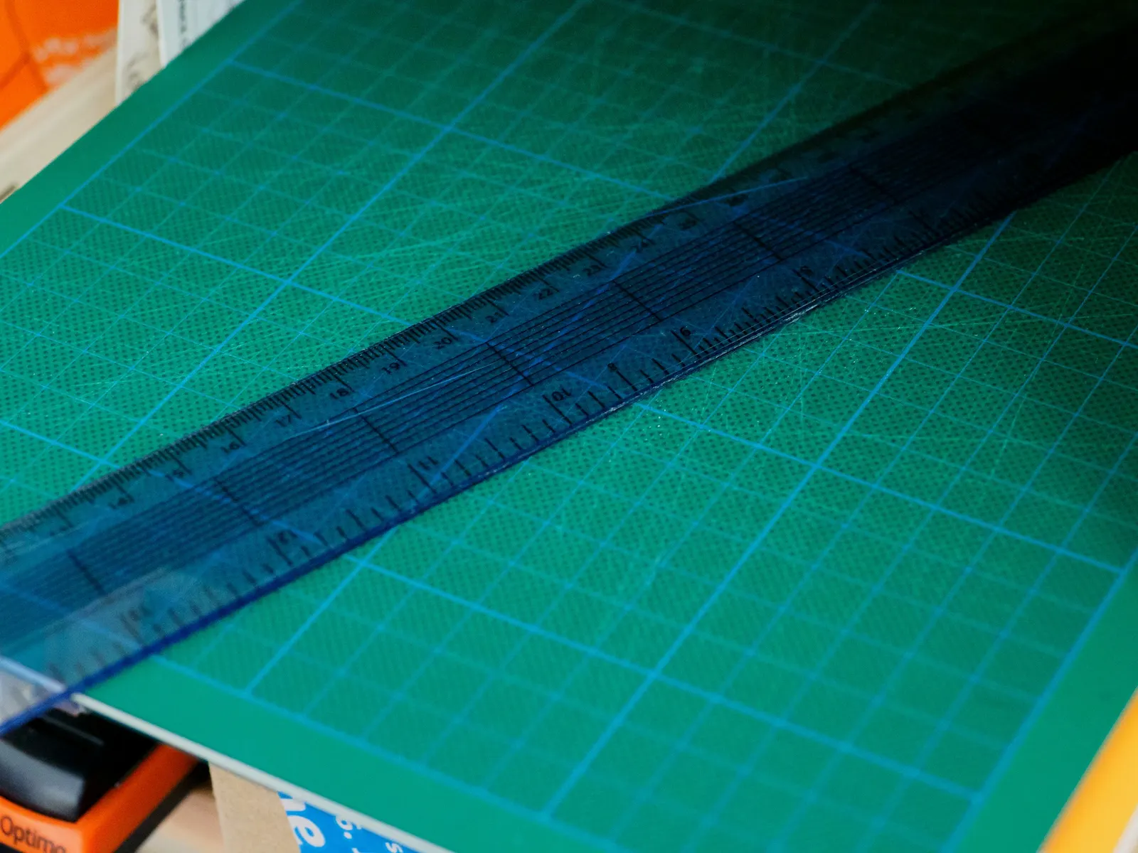 Tapete de corte verde con regla transparente
