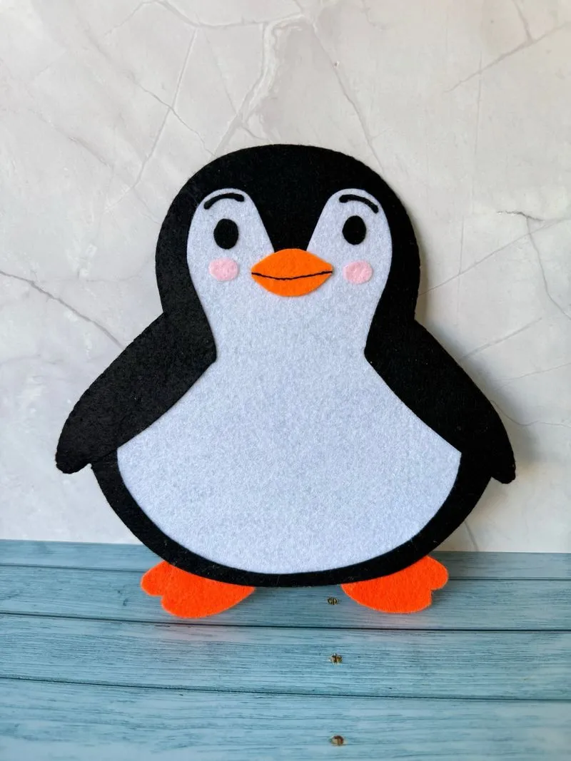 Marioneta de pingüino de fieltro hecha a mano